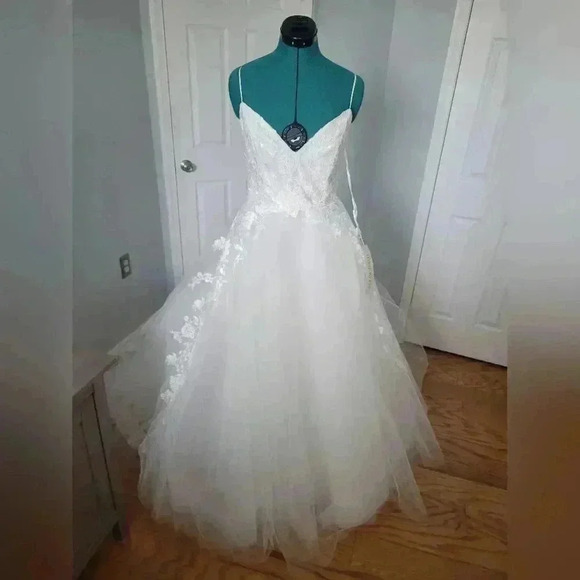 NWT Tara Keely Rhea Size 12 (US 8) Ballgown Wedding Dress with Floral appliques - Picture 7 of 7